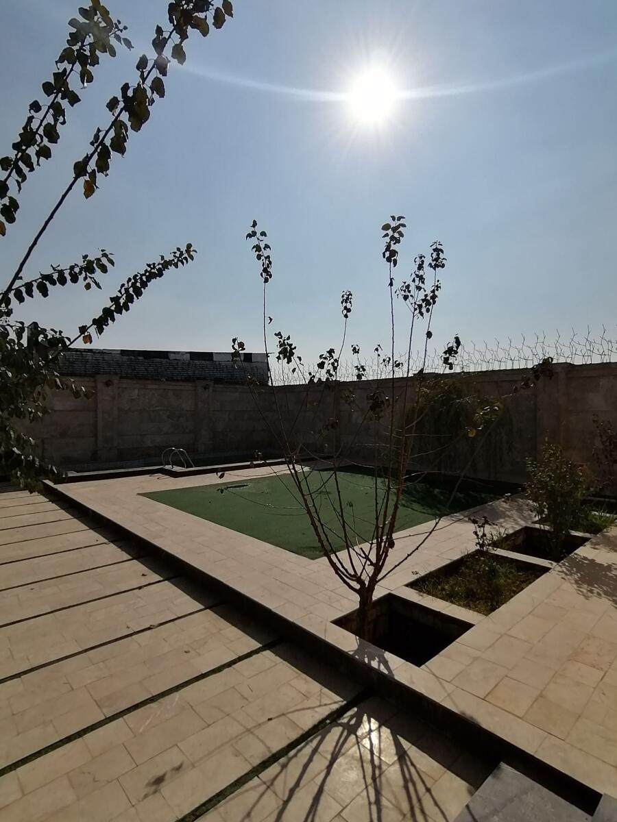 استخر بیرونی و حیاط ویلا