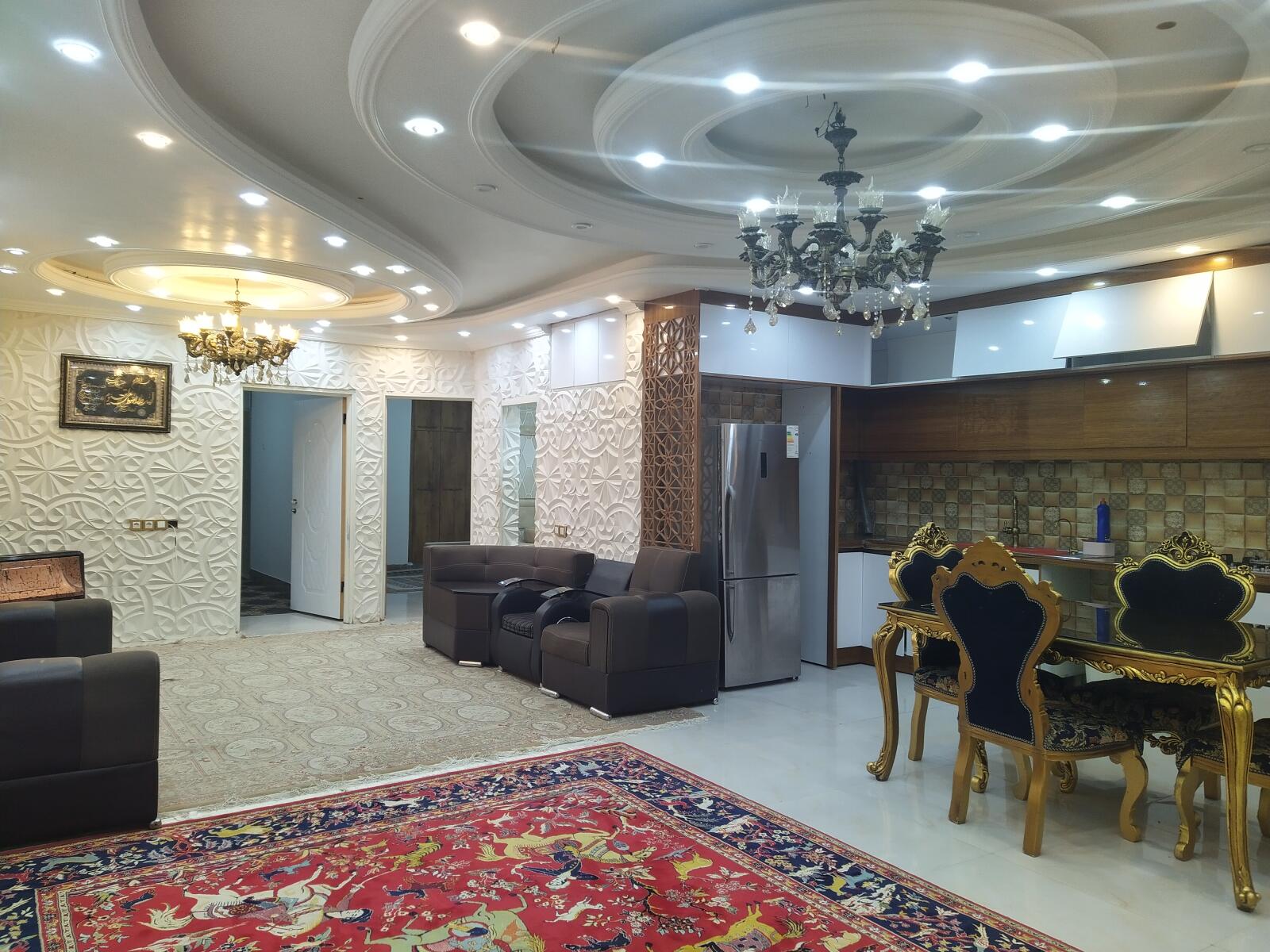 اتاق پذیرایی و آشپزخانه