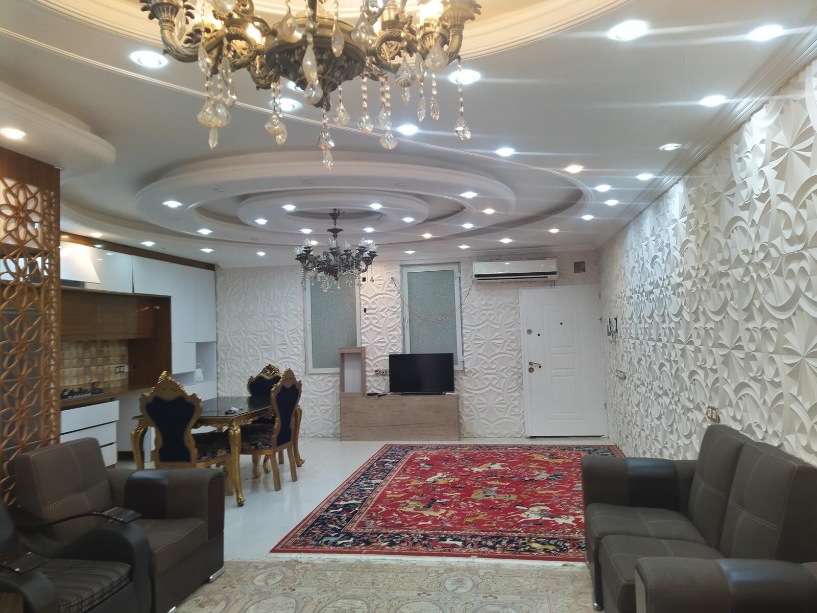 اتاق پذیرایی و آشپزخانه