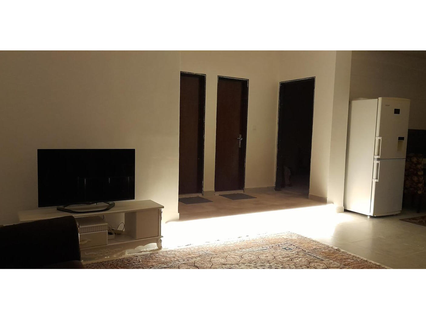 اتاق پذیرایی و آشپزخانه