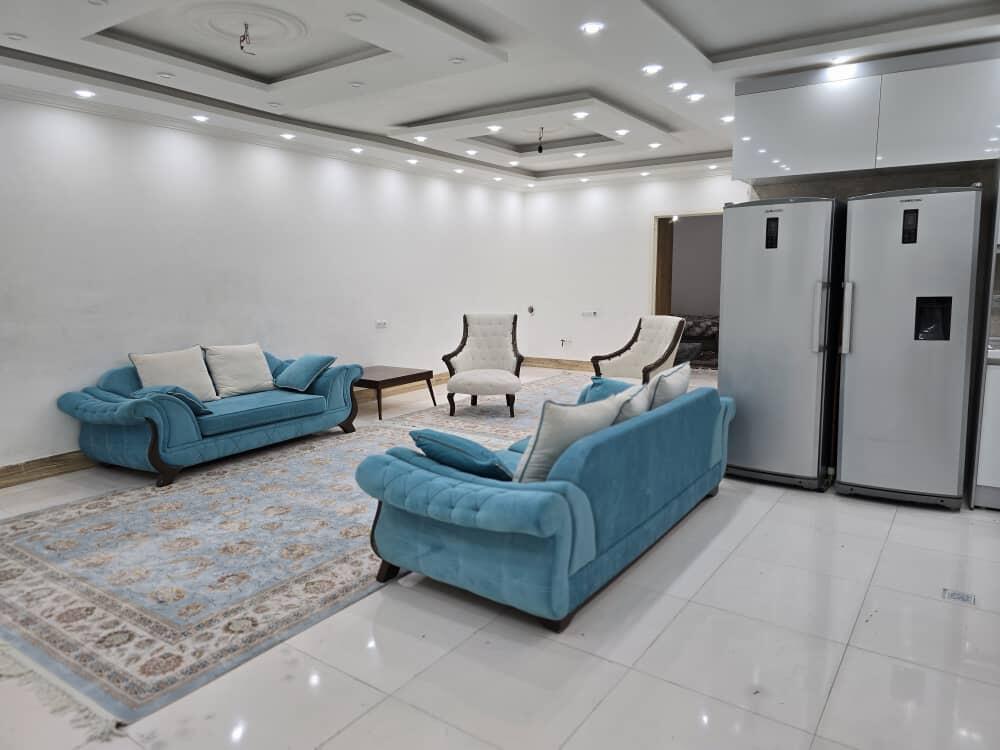 اتاق پذیرایی و آشپزخانه