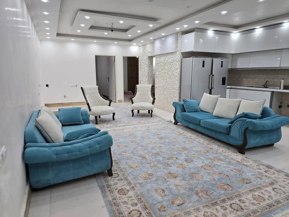 اتاق پذیرایی و آشپزخانه