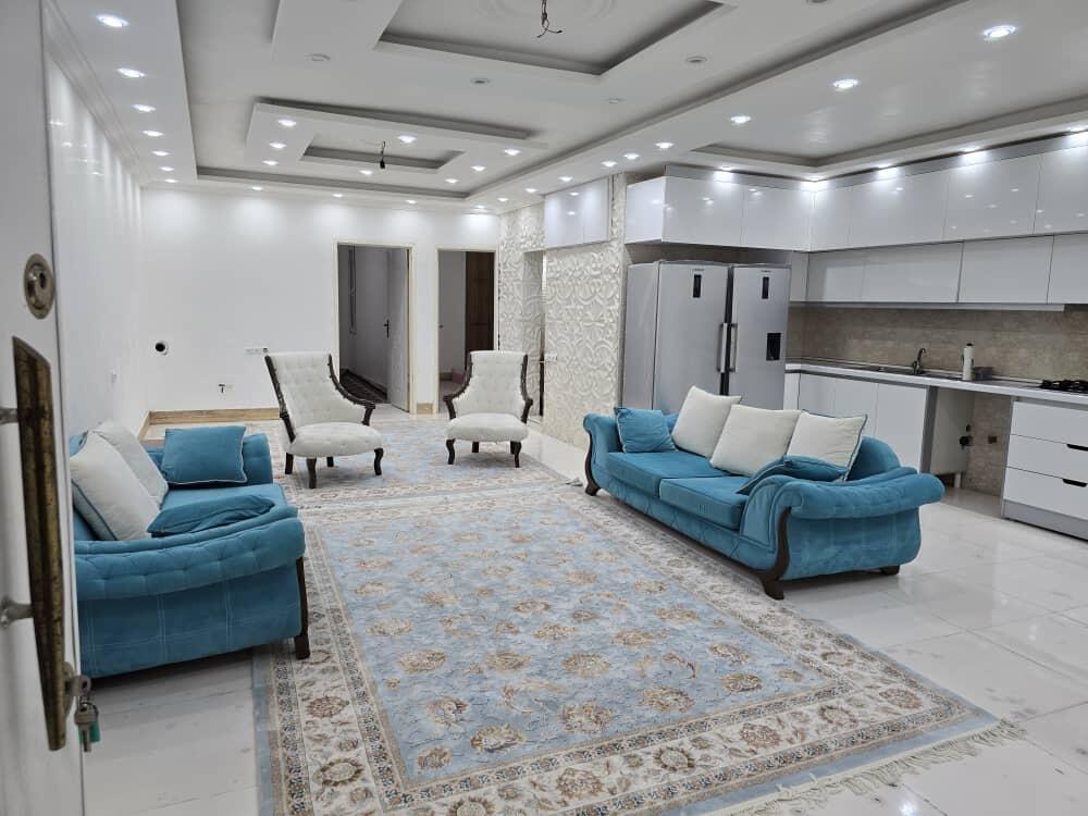 اتاق پذیرایی و آشپزخانه