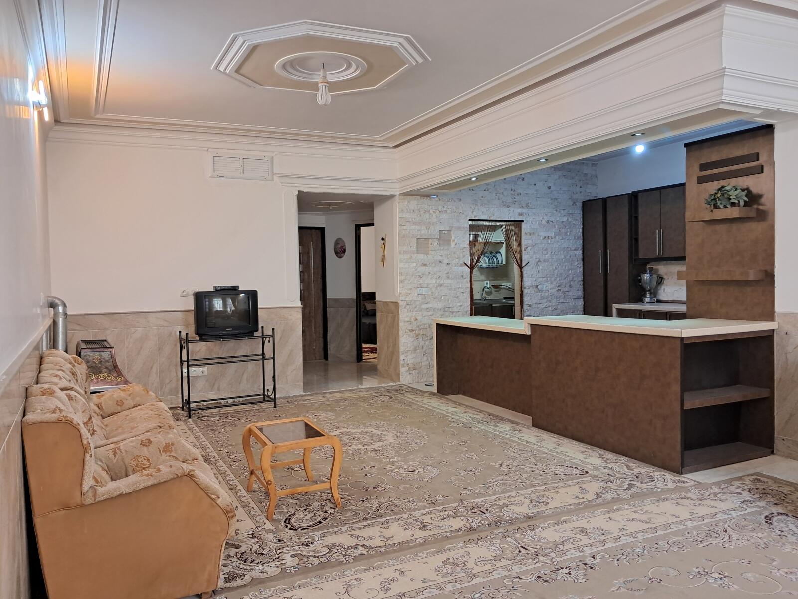 اتاق پذیرایی و آشپزخانه