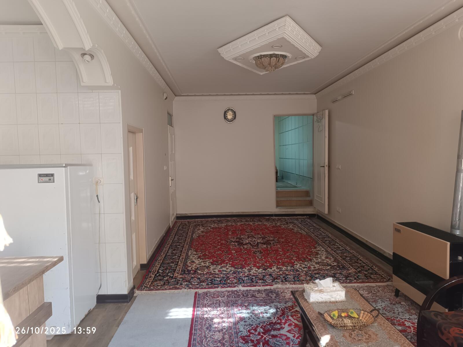 اتاق پذیرایی و آشپزخانه