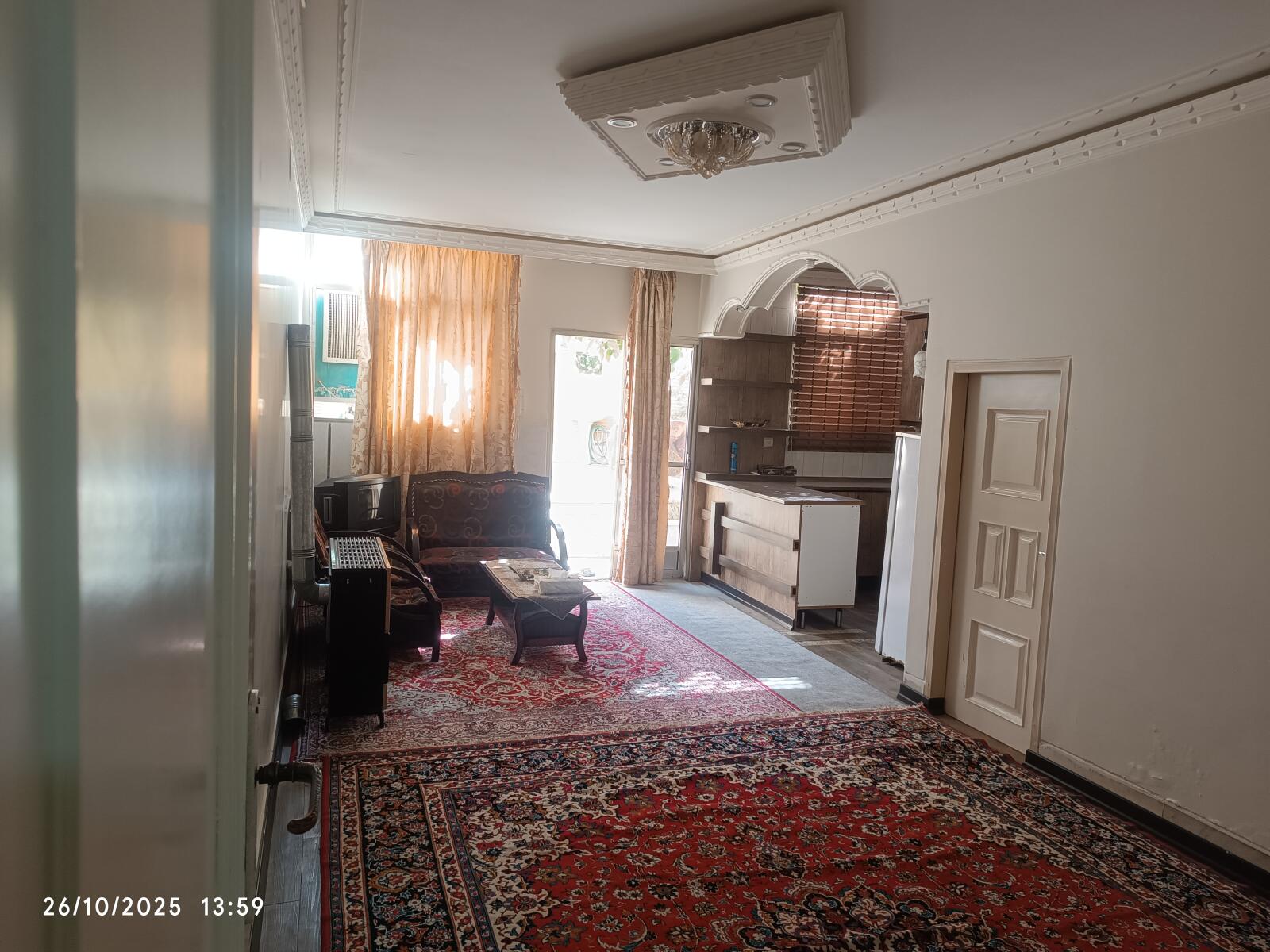 اتاق پذیرایی و آشپزخانه