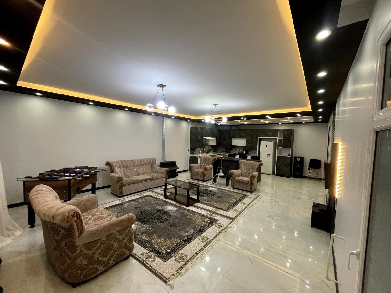 اتاق پذیرایی و آشپزخانه