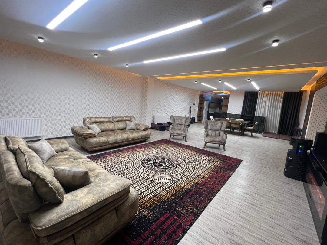 اتاق پذیرایی و آشپزخانه طبقه اول