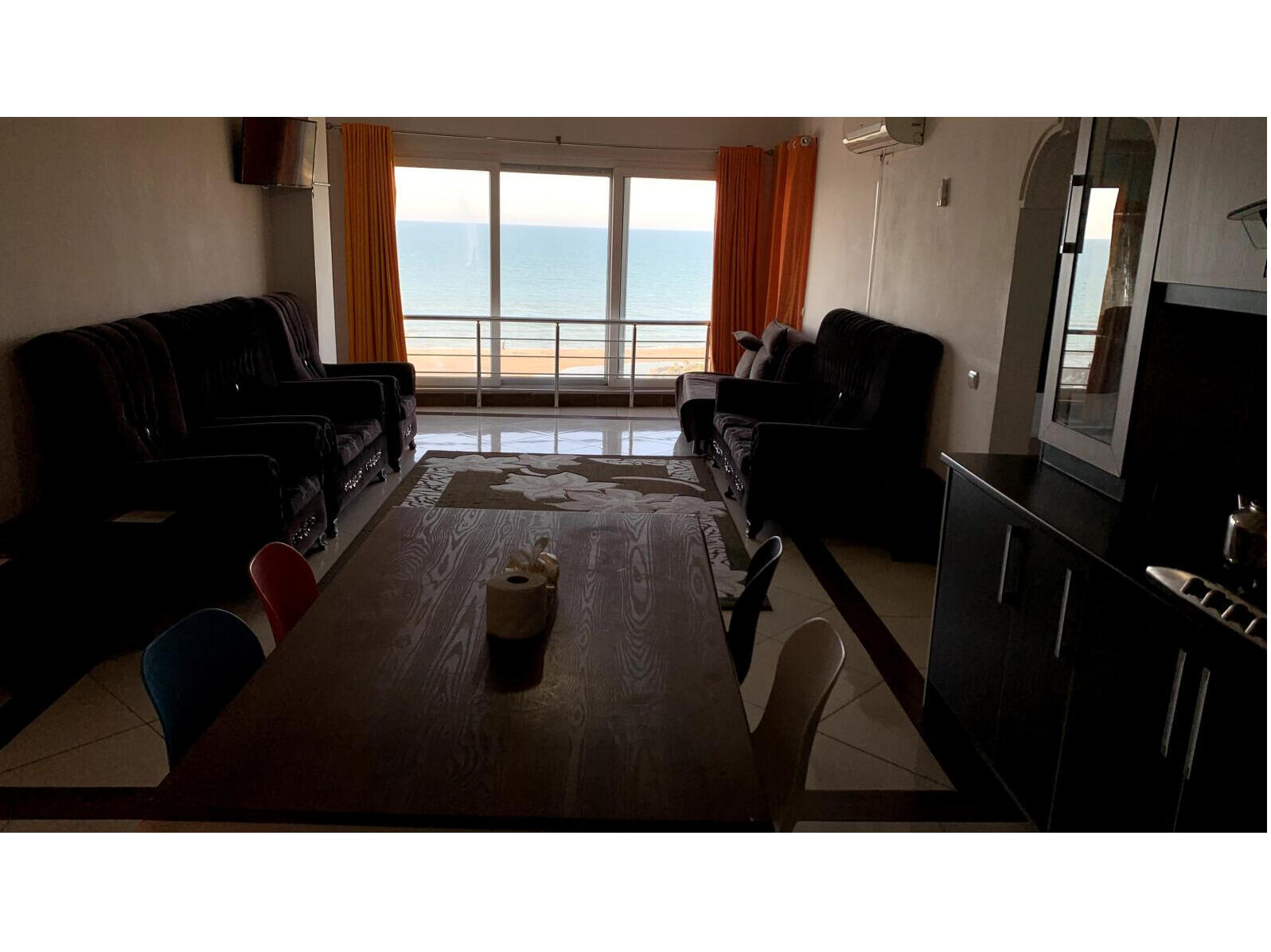 اتاق پذیرایی و آشپزخانه