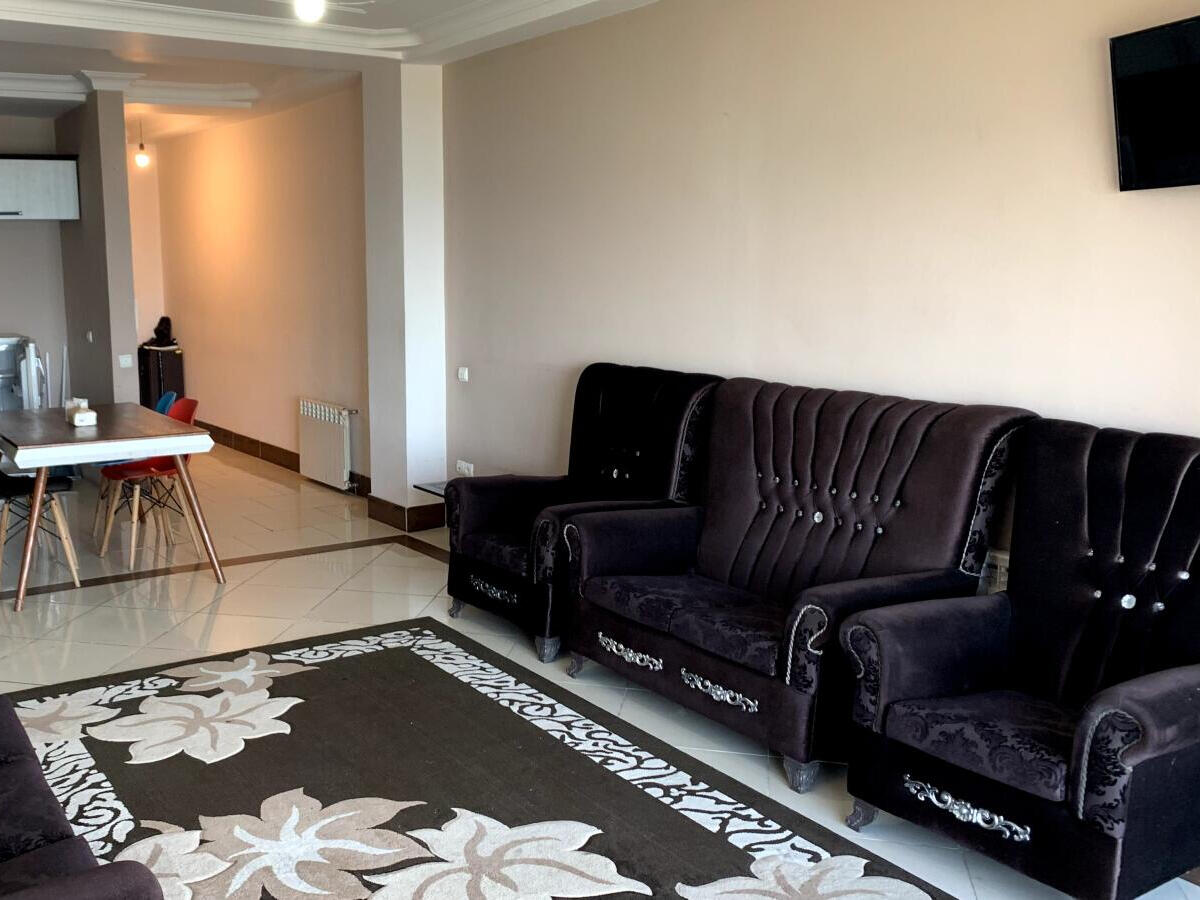 اتاق پذیرایی و آشپزخانه