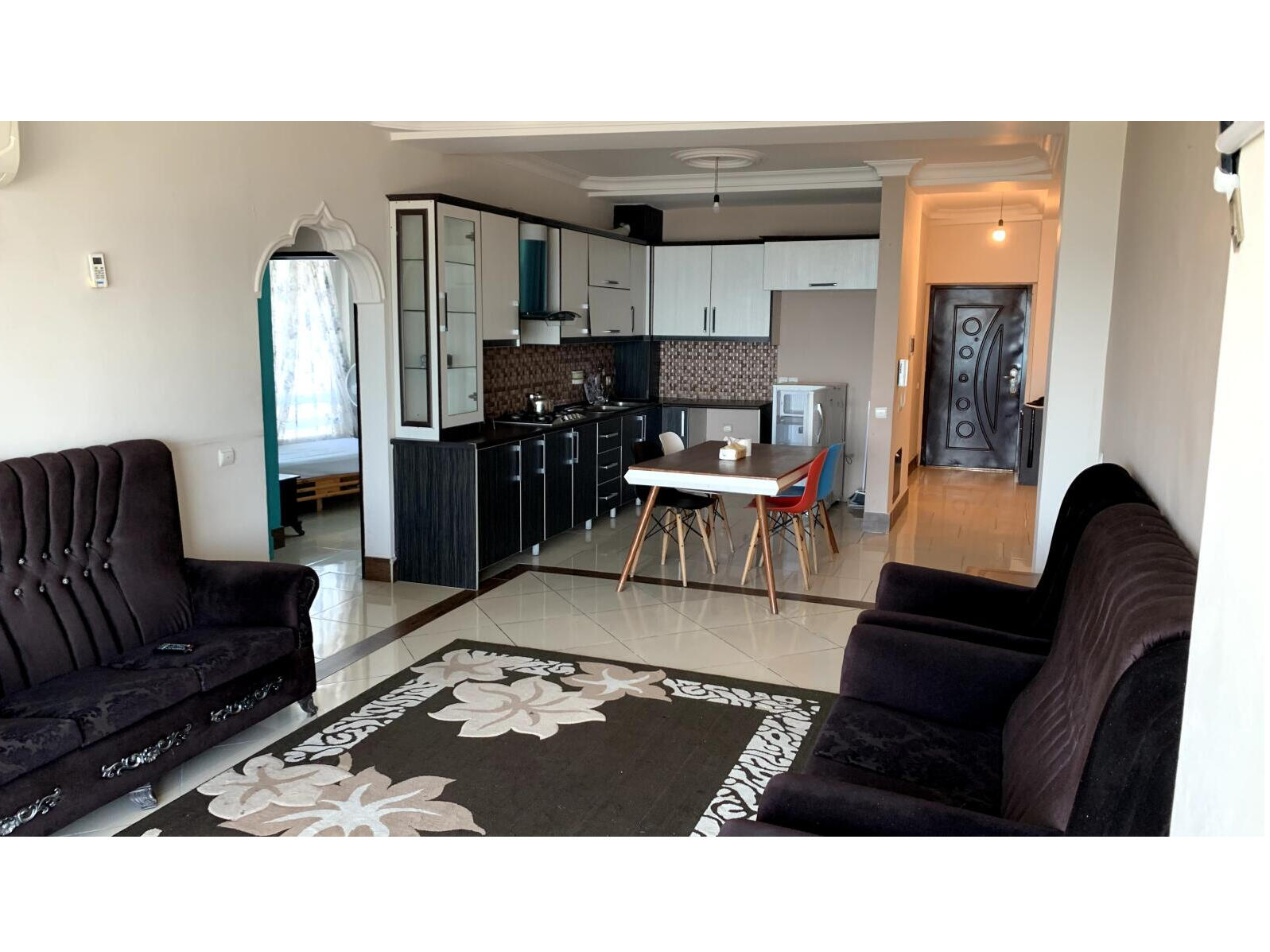 اتاق پذیرایی و آشپزخانه