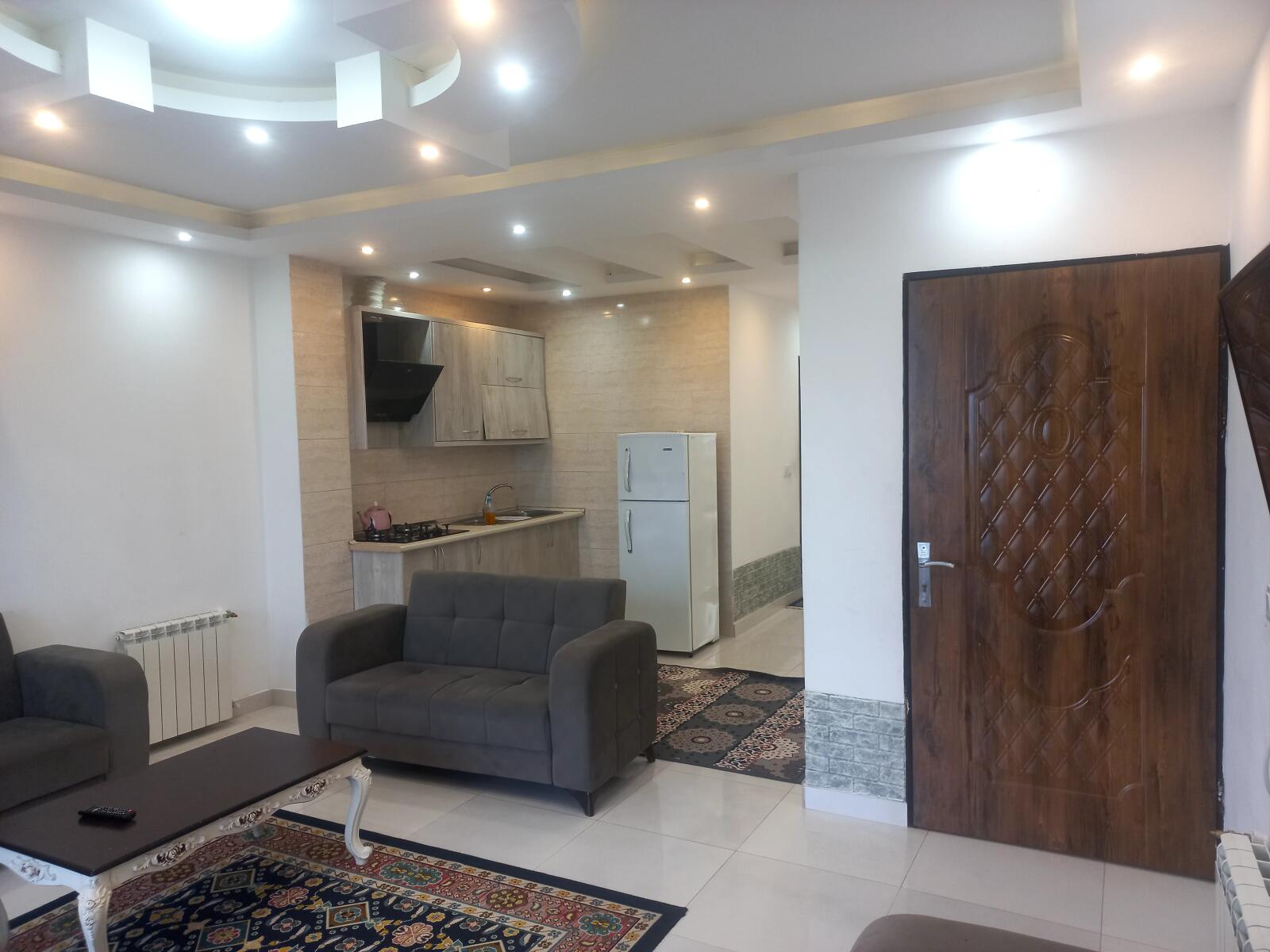 اتاق پذیرایی و آشپزخانه