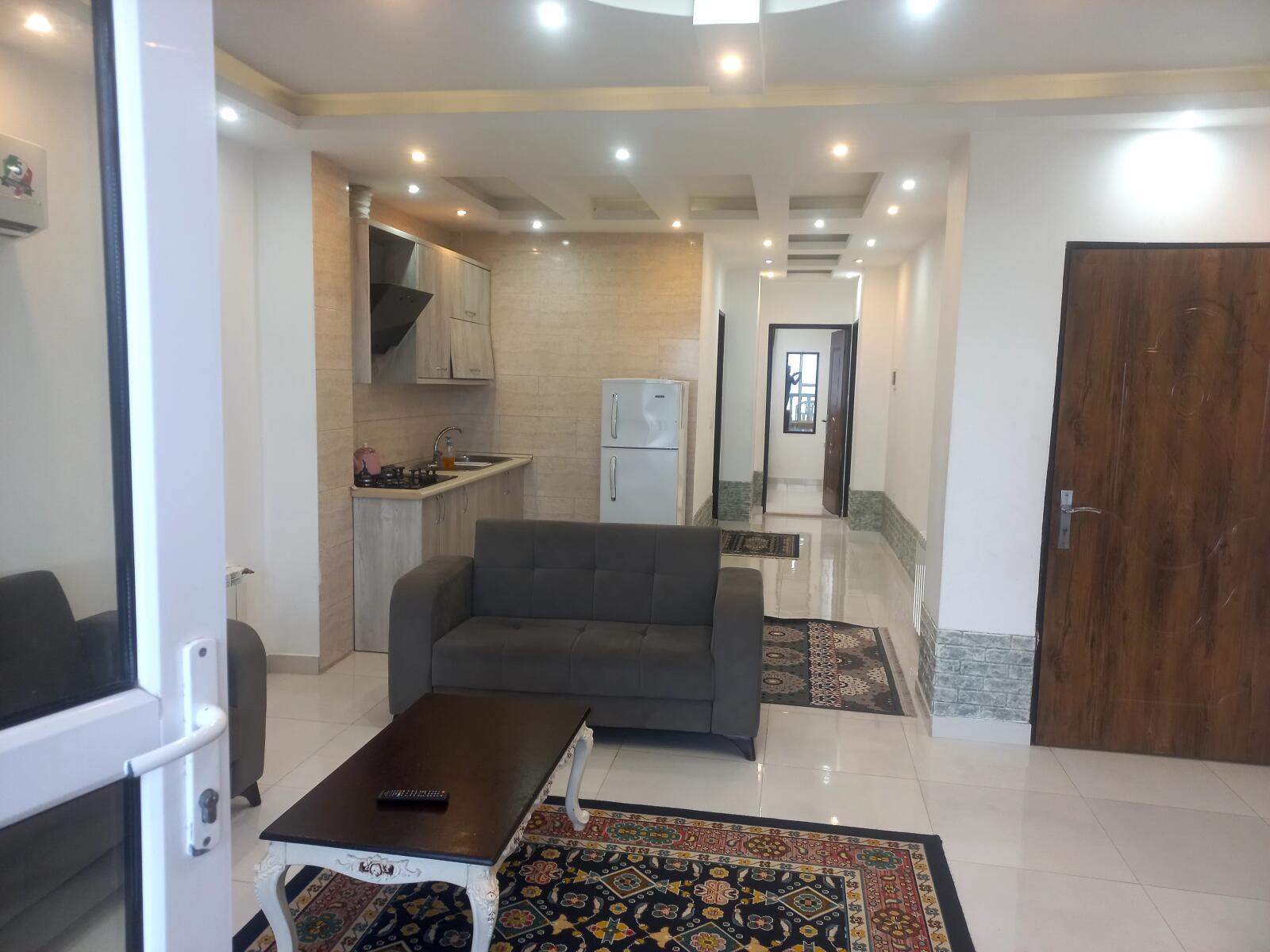 اتاق پذیرایی و آشپزخانه