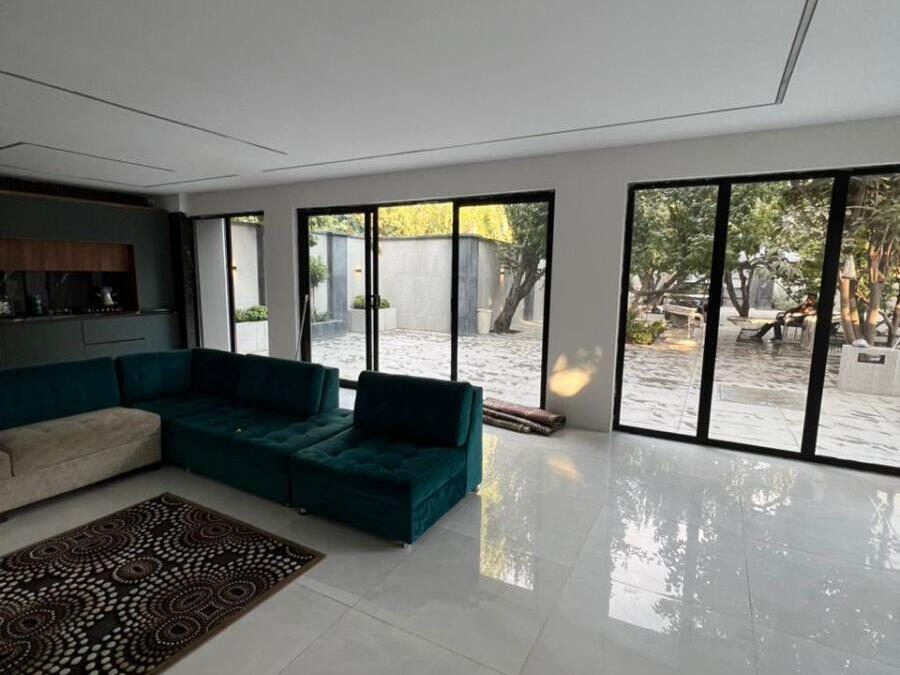 اتاق پذیرایی و آشپزخانه