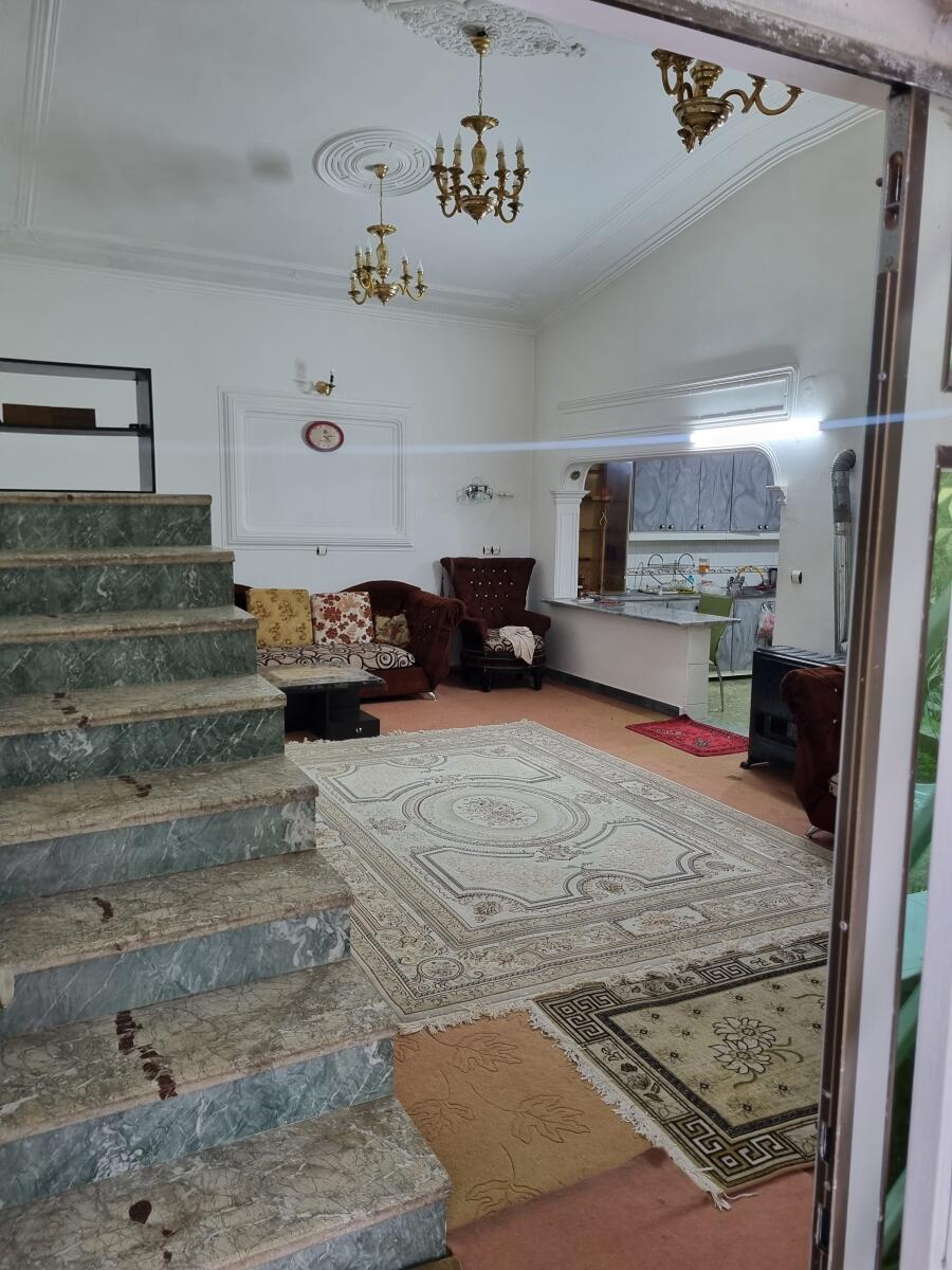 اتاق پذیرایی و آشپزخانه