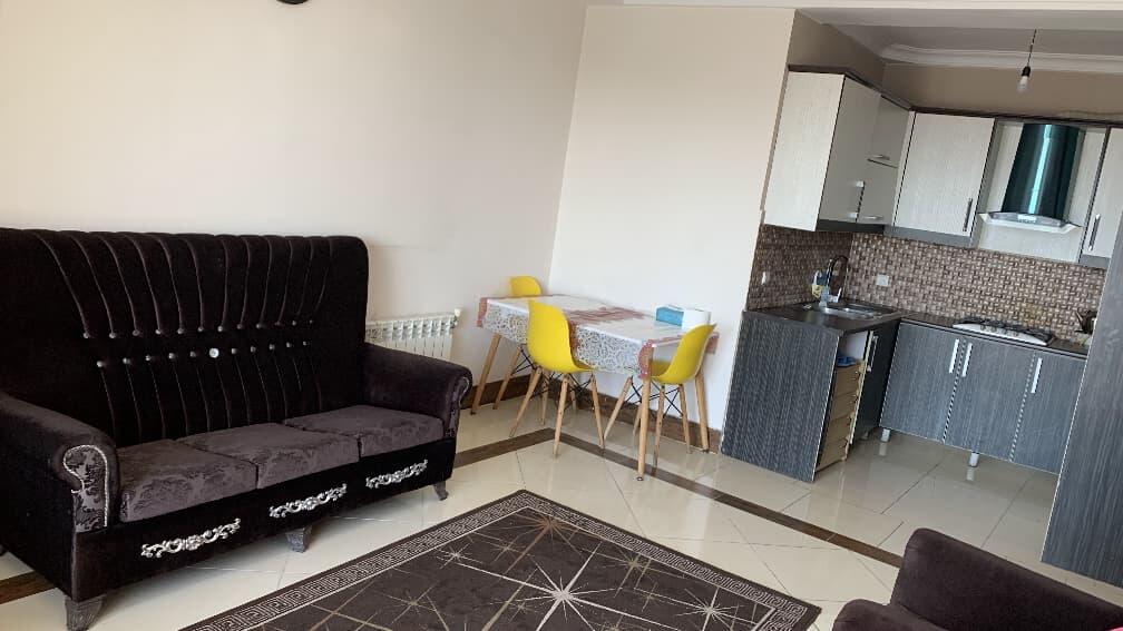 اتاق پذیرایی و آشپزخانه