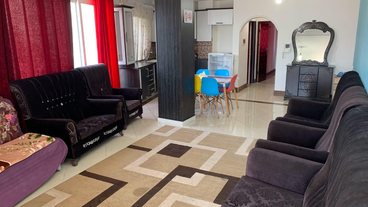 اتاق پذیرایی و آشپزخانه