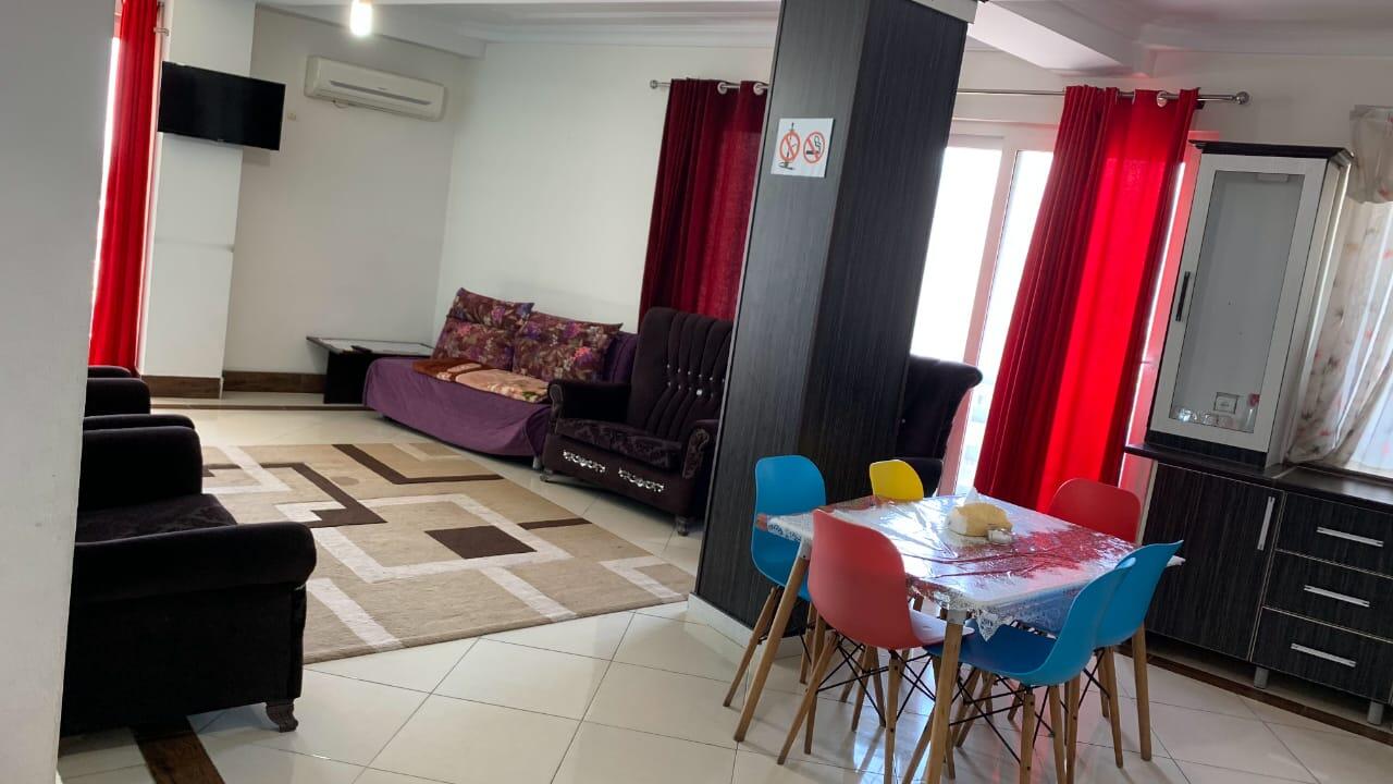 اتاق پذیرایی و آشپزخانه