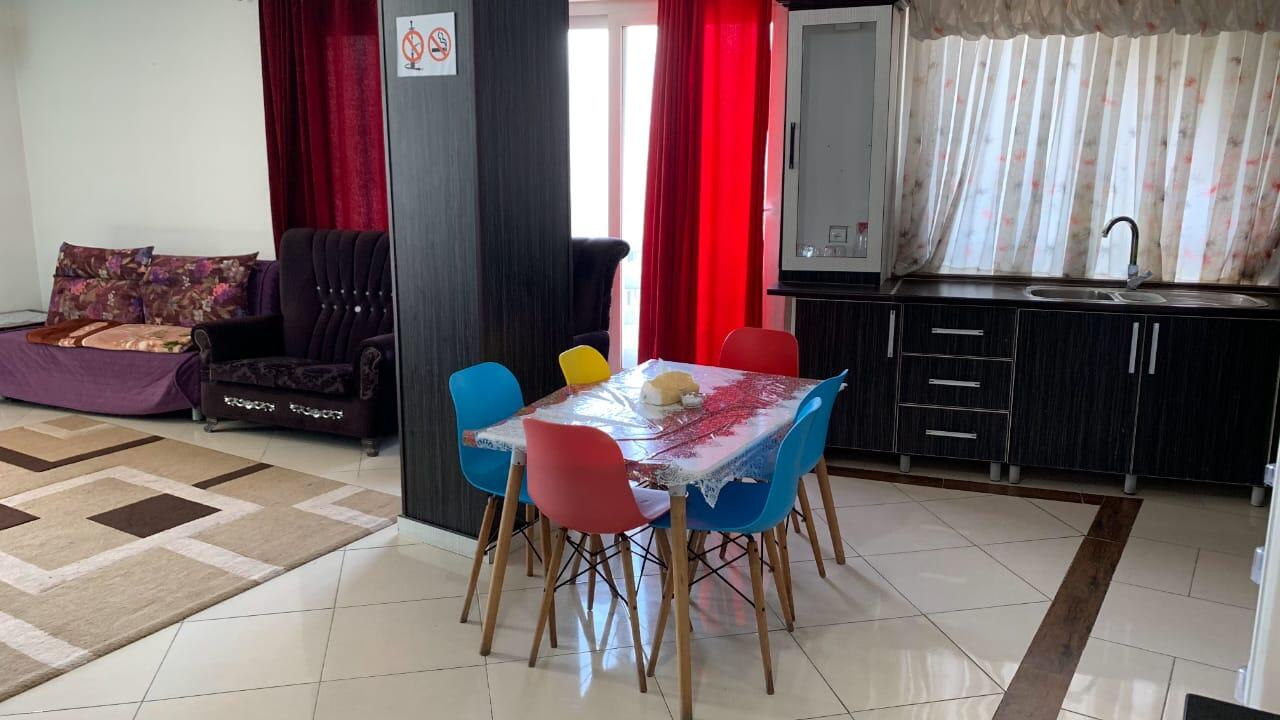 اتاق پذیرایی و آشپزخانه