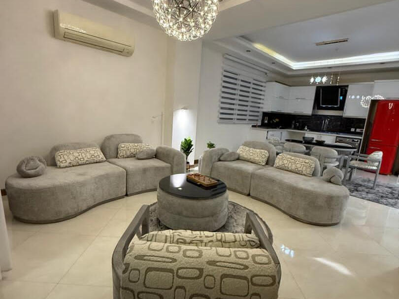 اتاق پذیرایی و آشپزخانه