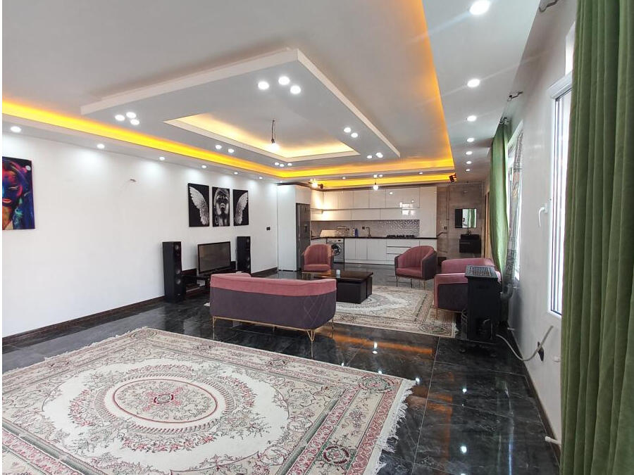 اتاق پذیرایی و آشپزخانه