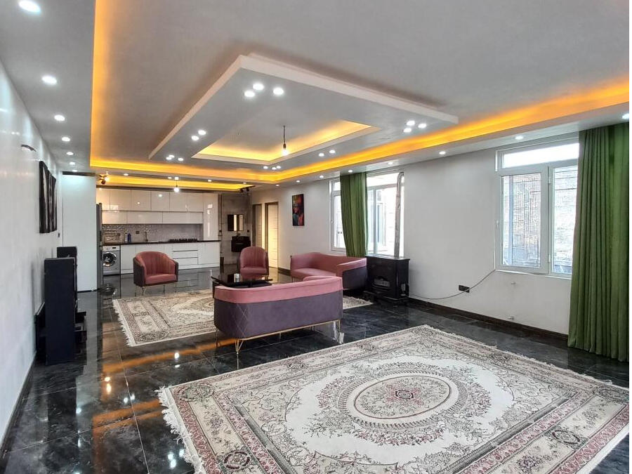 اتاق پذیرایی و آشپزخانه