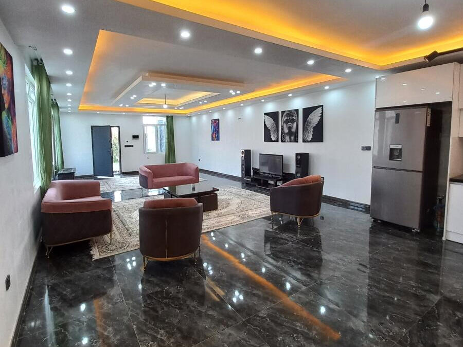 اتاق پذیرایی و آشپزخانه