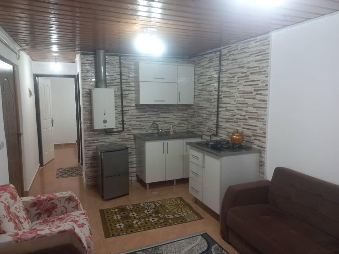 اتاق پذیرایی و آشپزخانه