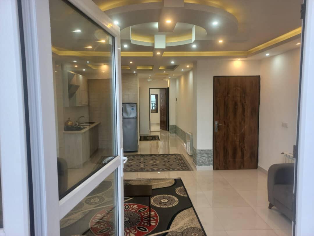 اتاق پذیرایی و آشپزخانه