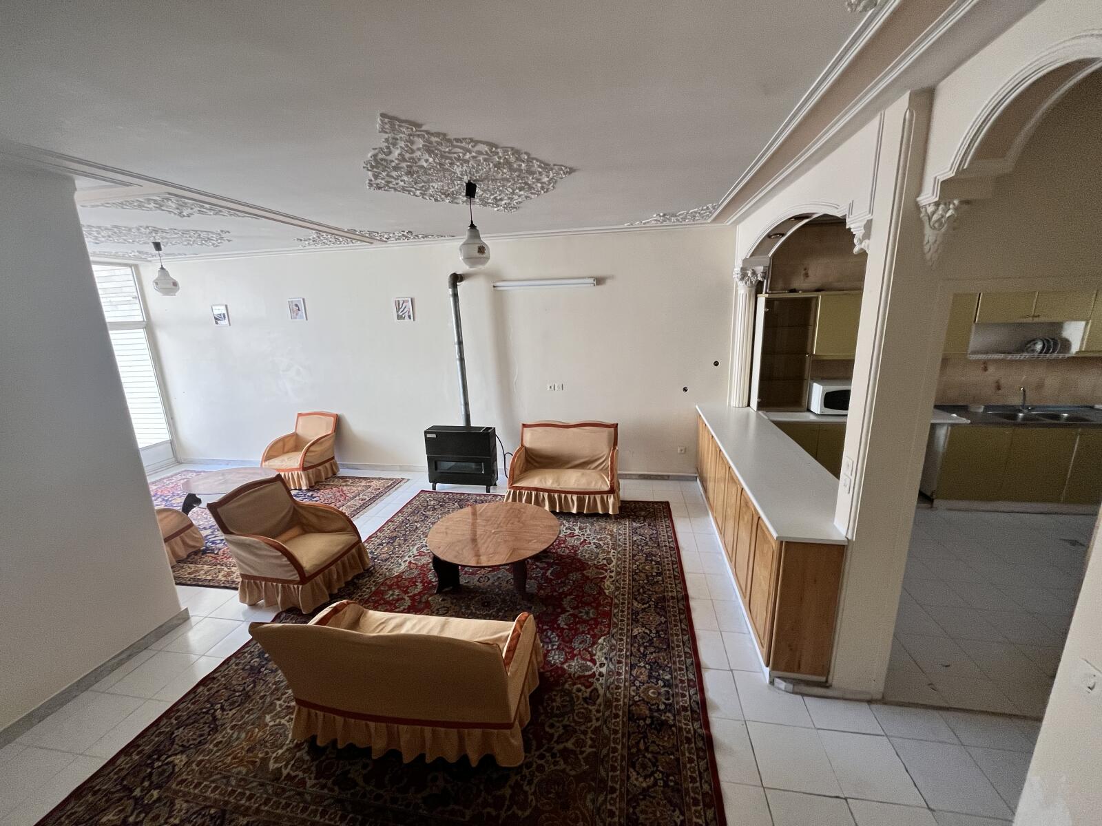 اتاق پذیرایی و آشپزخانه