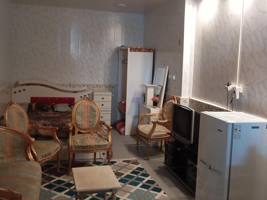 اتاق پذیرایی و آشپزخانه