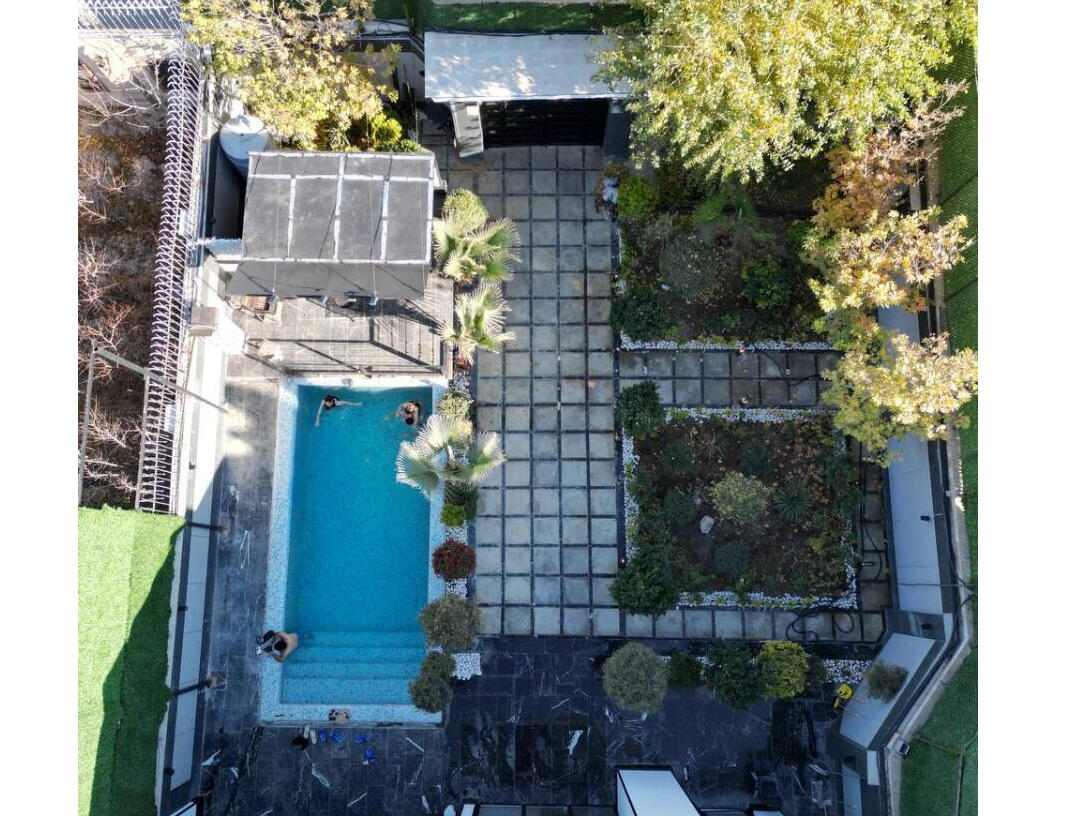 حیاط و استخر