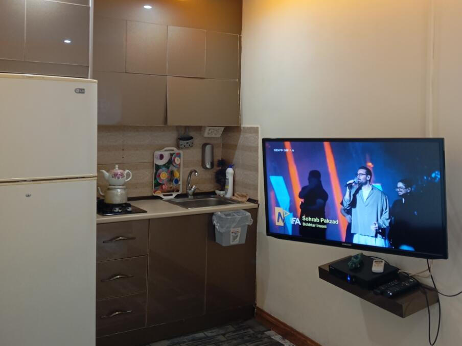 اتاق پذیرایی و آشپزخانه