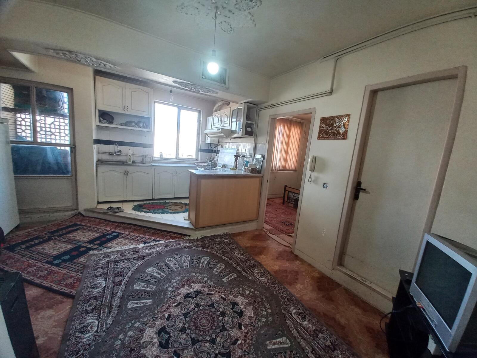 اتاق پذیرایی و آشپزخانه