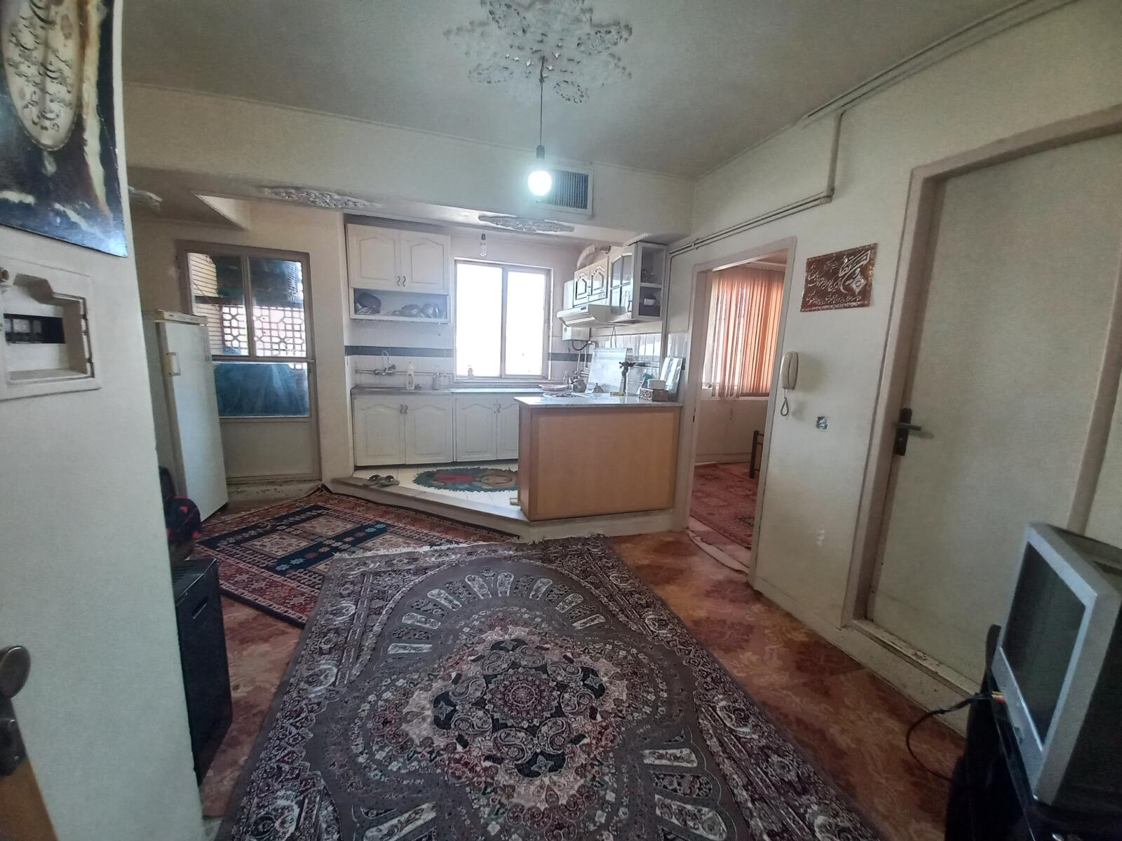 اتاق پذیرایی و آشپزخانه