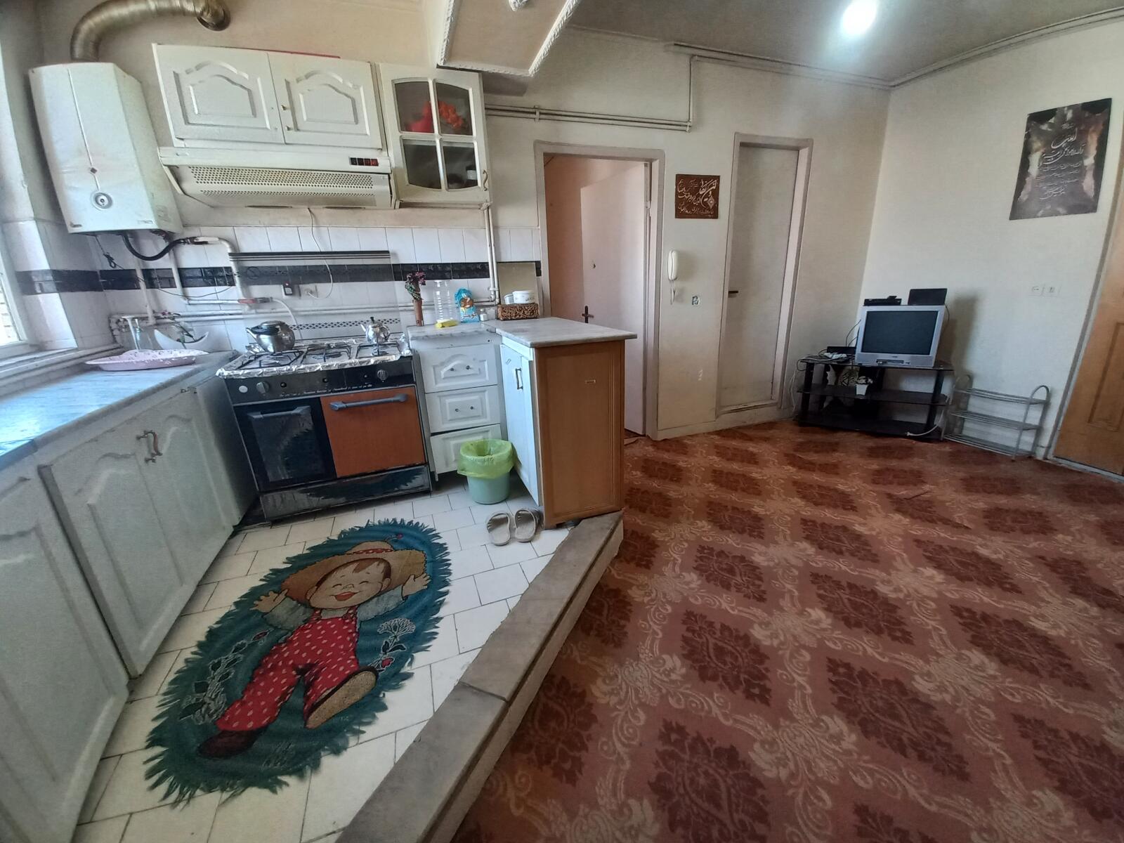 اتاق پذیرایی و آشپزخانه