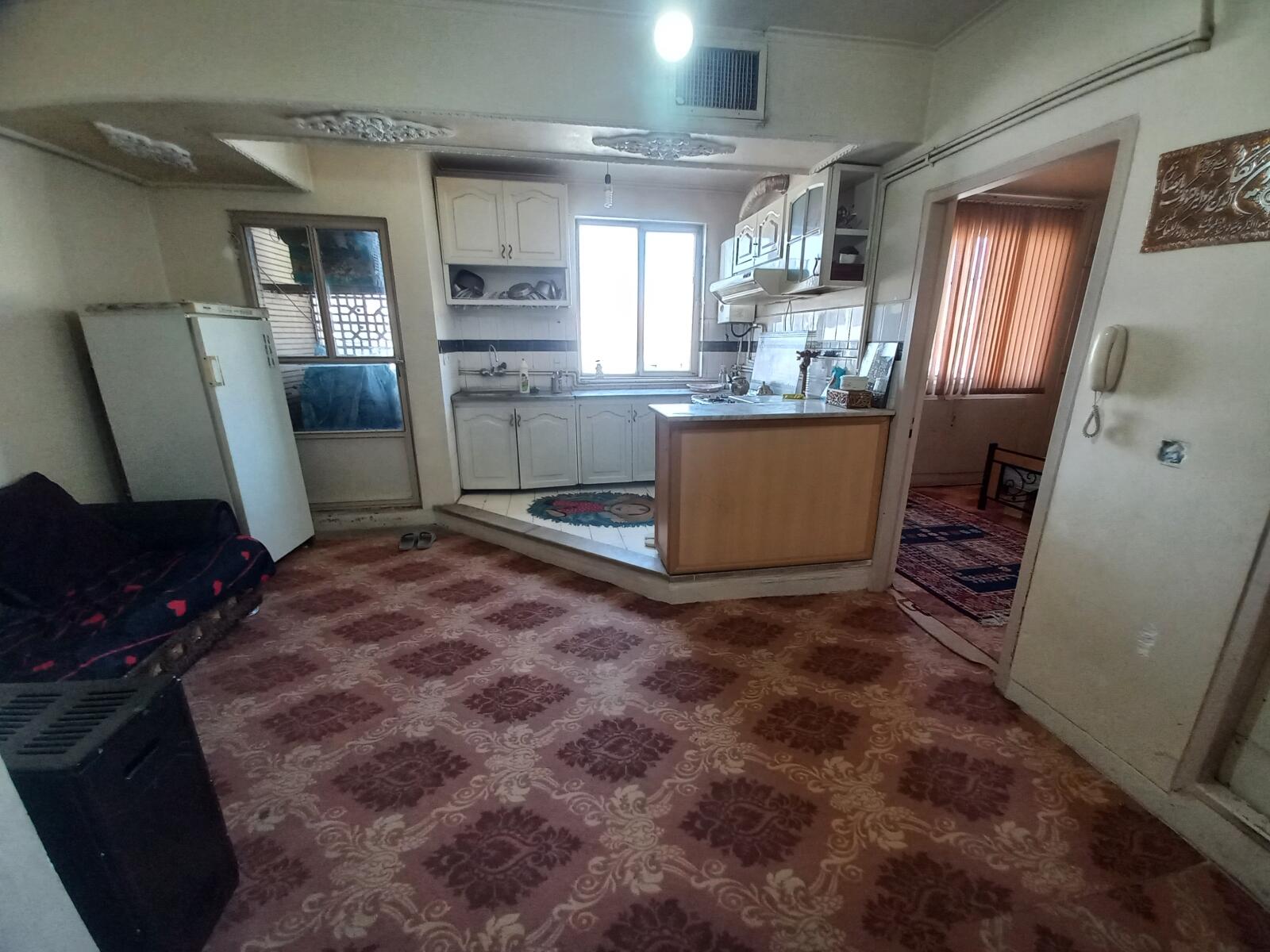 اتاق پذیرایی و آشپزخانه