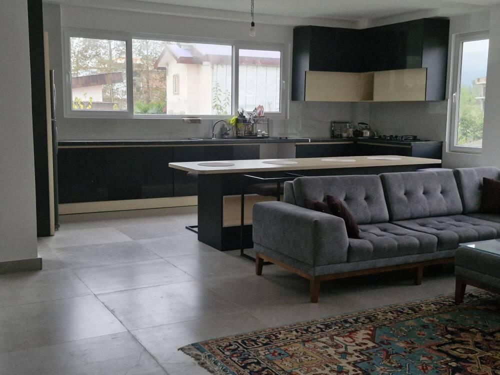 اتاق پذیرایی و آشپزخانه