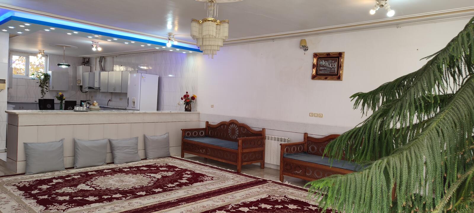 اتاق پذیرایی و آشپزخانه