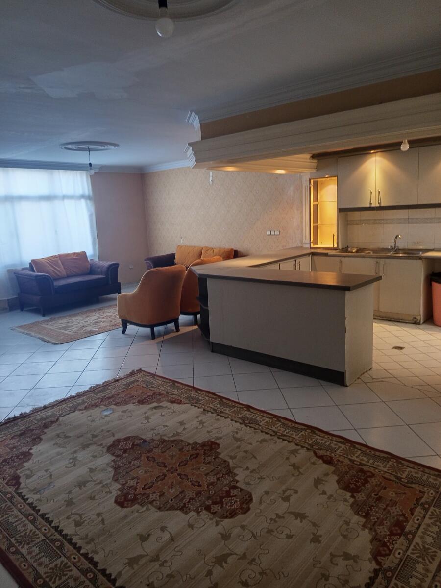 اتاق پذیرایی و آشپزخانه