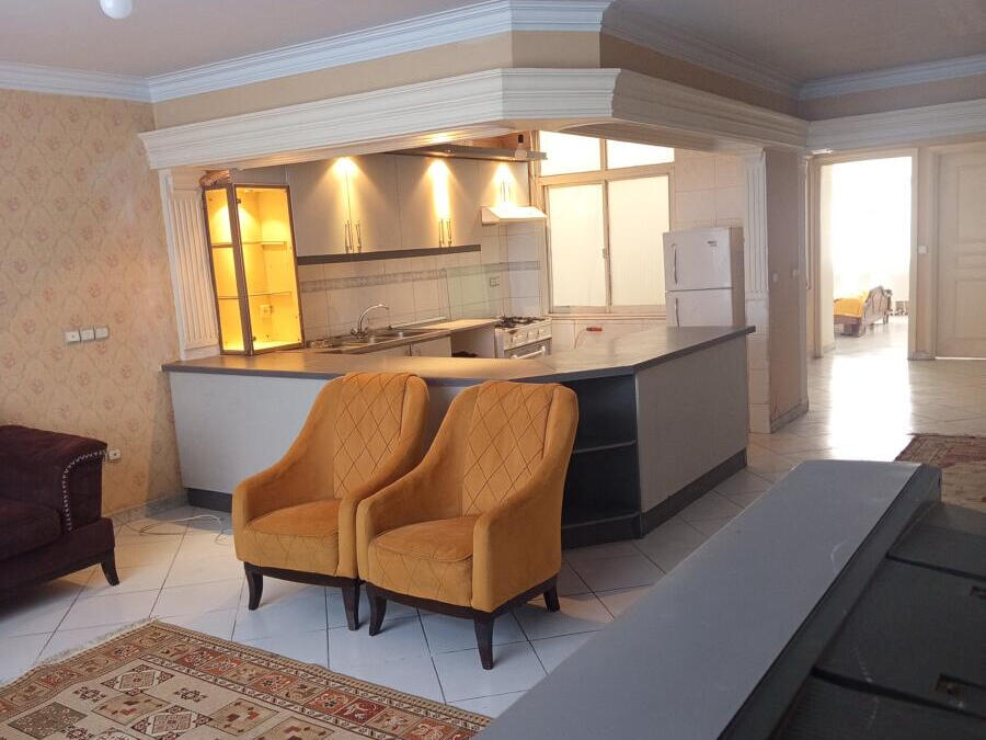 اتاق پذیرایی و آشپزخانه