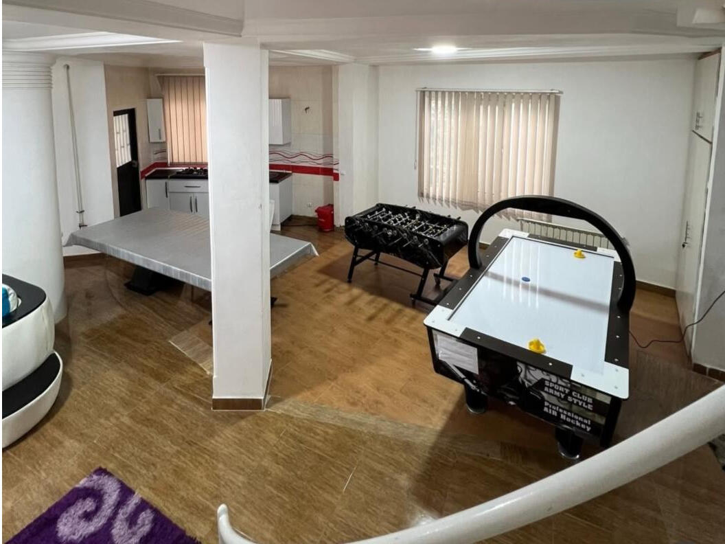 اتاق پذیرایی و آشپزخانه