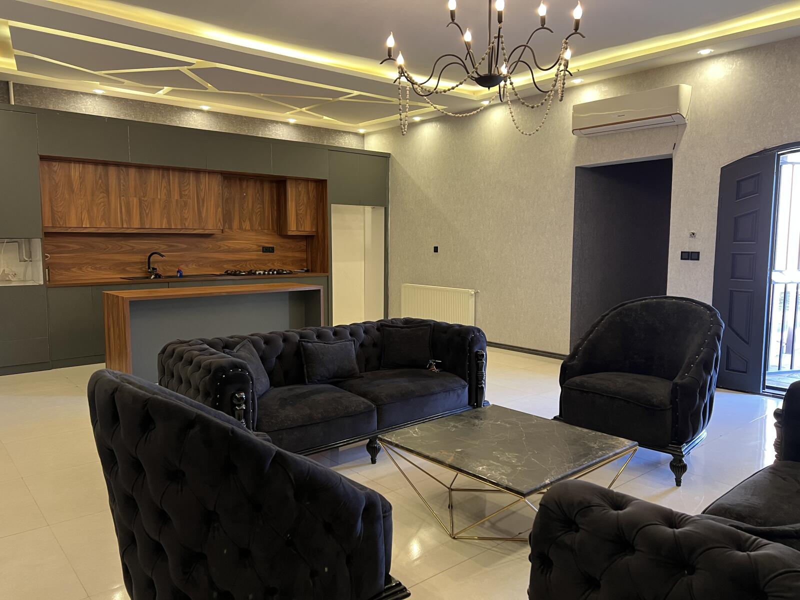 اتاق پذیرایی و آشپزخانه