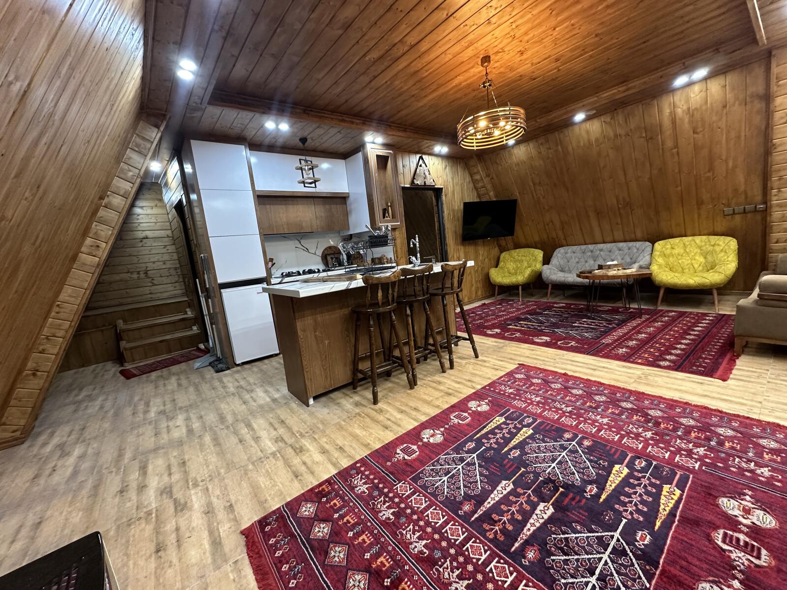 اتاق پذیرایی و آشپزخانه