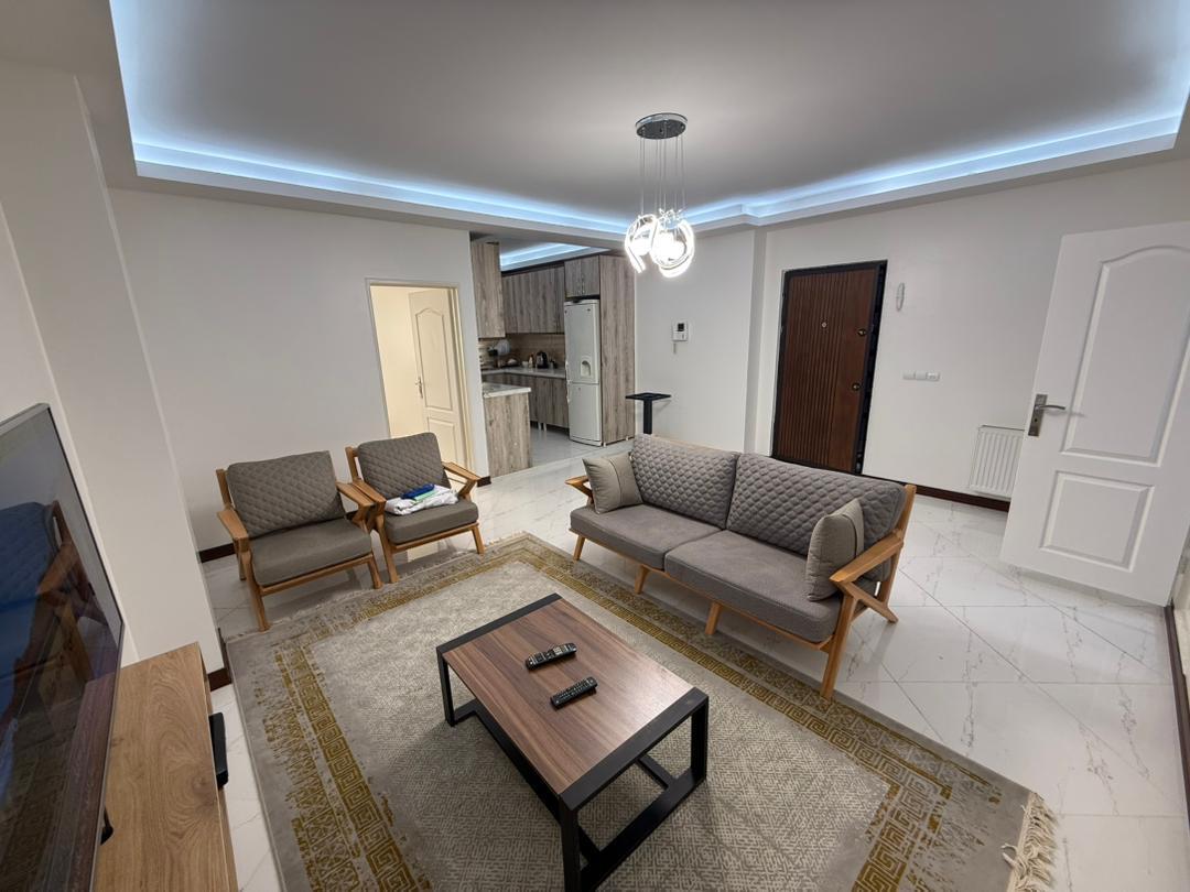 اتاق پذیرایی و آشپزخانه