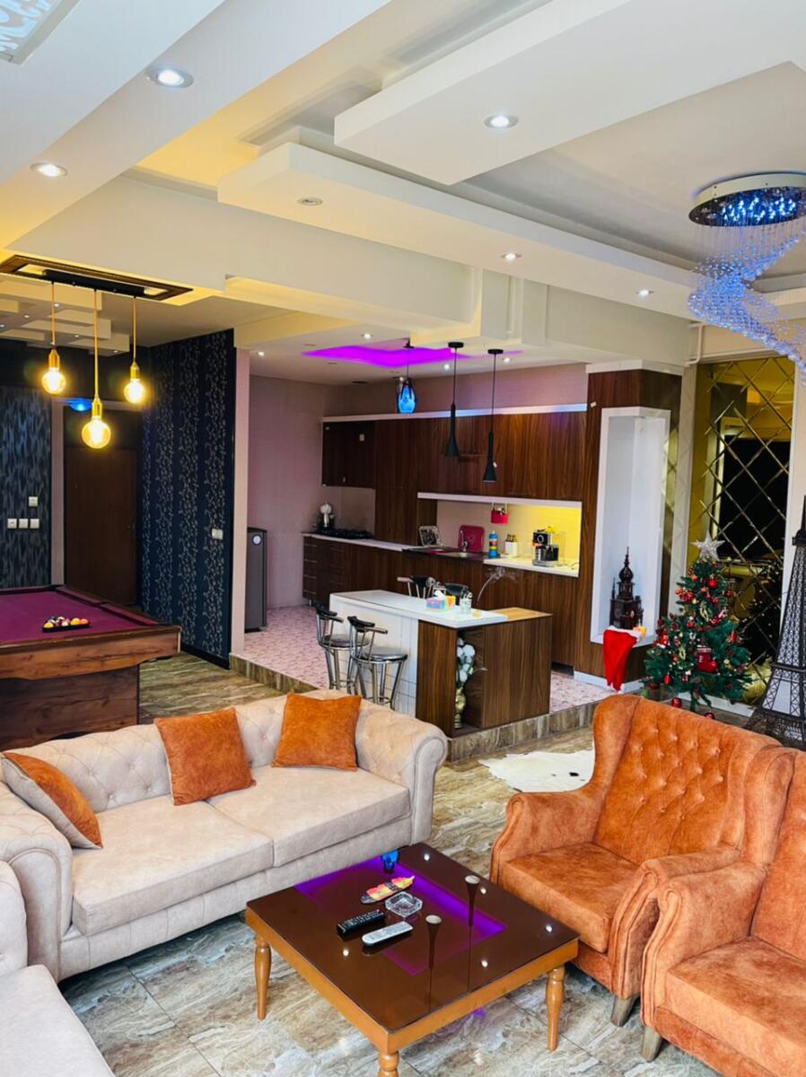 اتاق پذیرایی و آشپزخانه