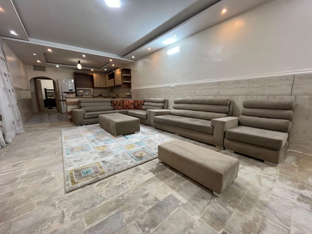 اتاق پذیرایی و آشپزخانه