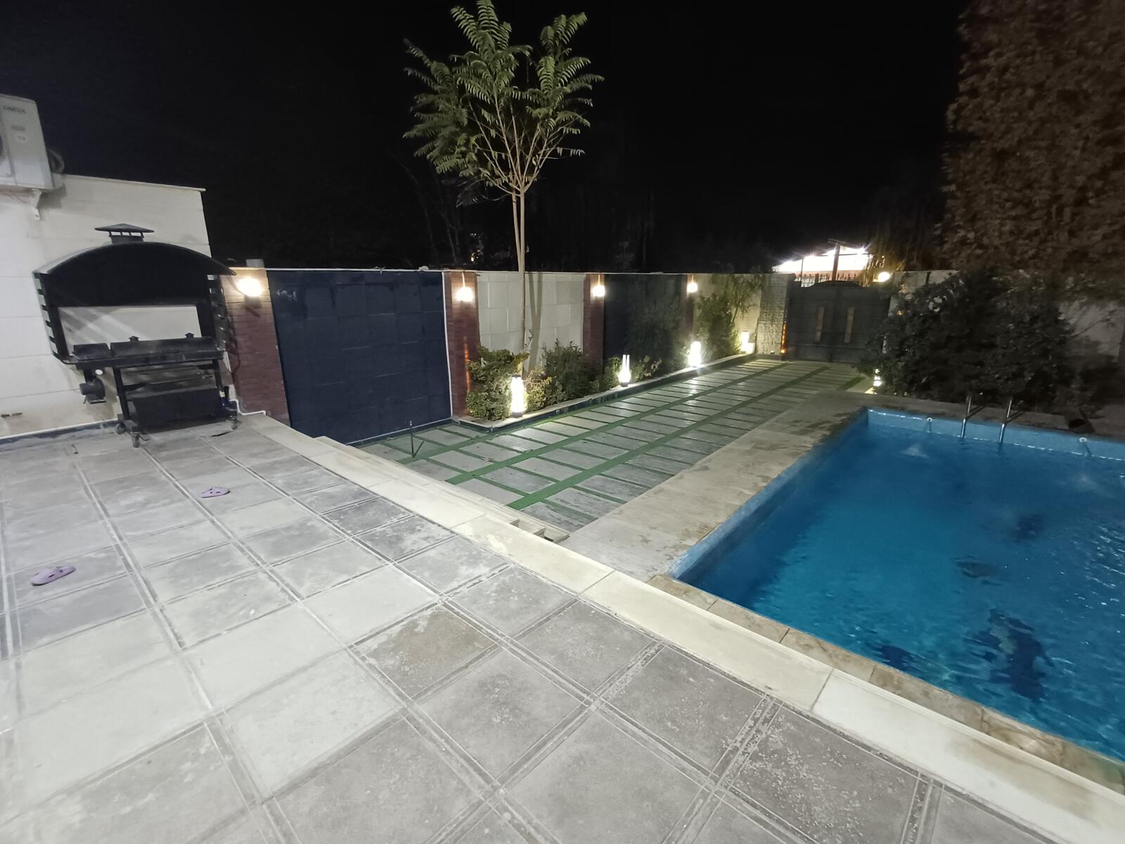 حیاط و استخر