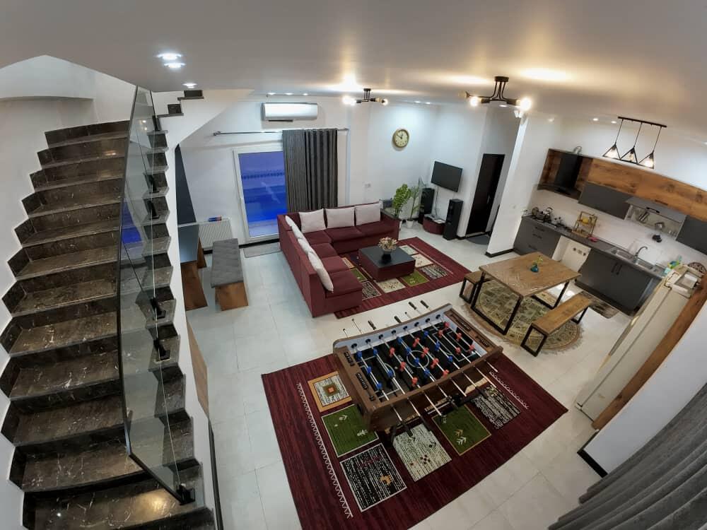 اتاق پذیرایی و آشپزخانه