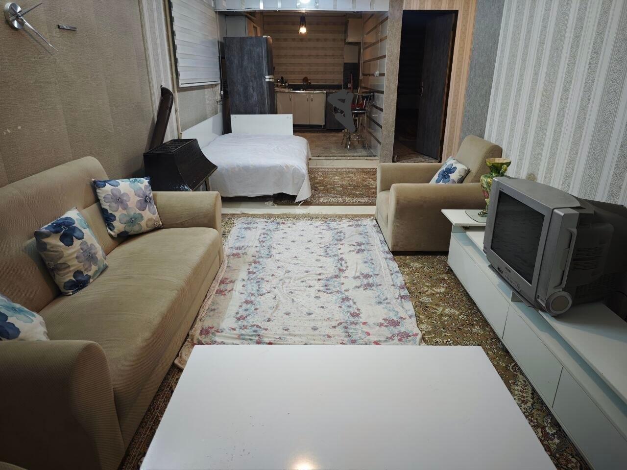 اتاق پذیرایی و آشپزخانه